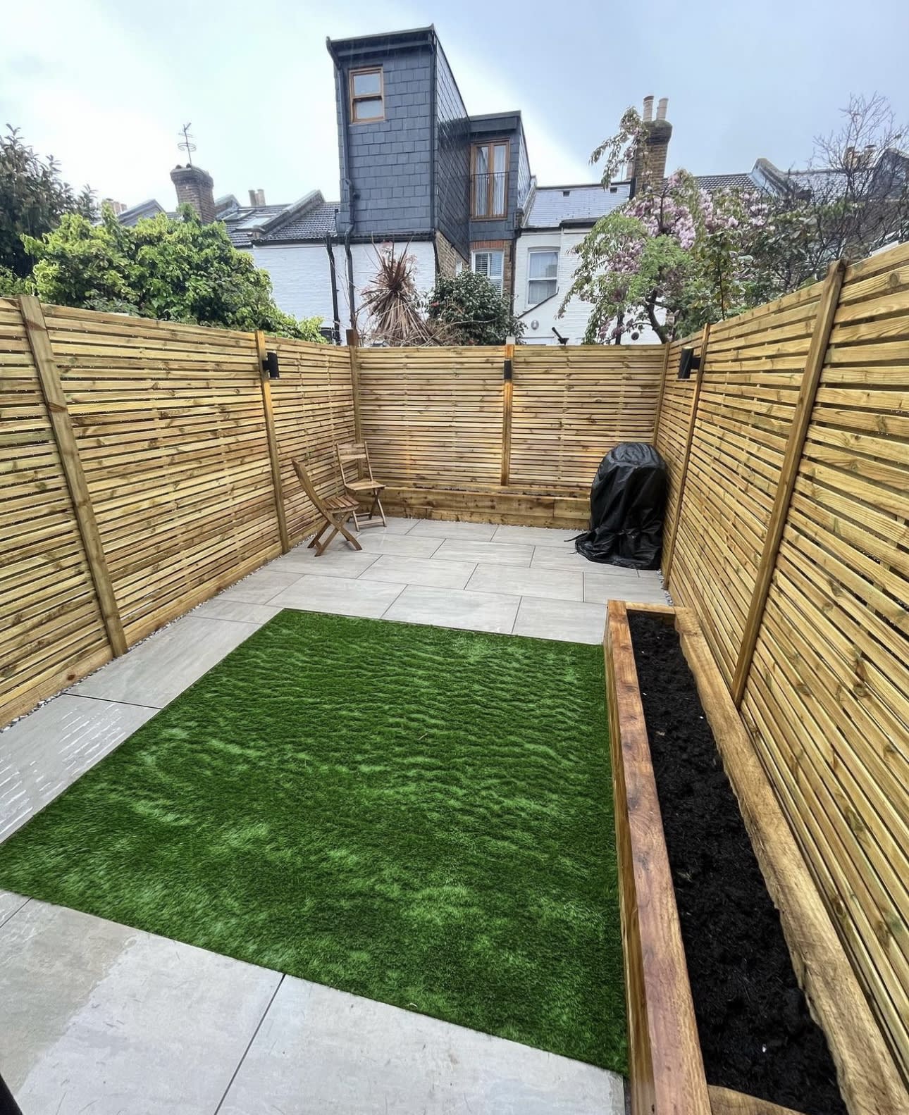 Porcelain patio with rendered planters